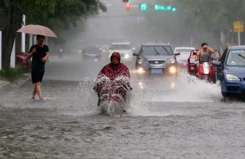 上海暴雨 高架桥成“高架河” 别忘了积水路面交通安全