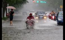 上海暴雨 高架桥成“高架河” 别忘了积水路面交通安全