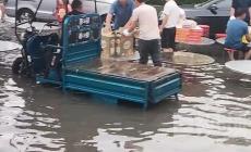 河南暴雨 宾客坐积水中吃席，因为白事没法换地方